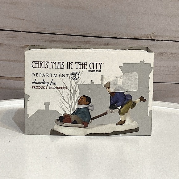 DEPARTMENT 56 - Shoveling Fun - Heritage Village - Christmas in the City - Picture 8 of 9